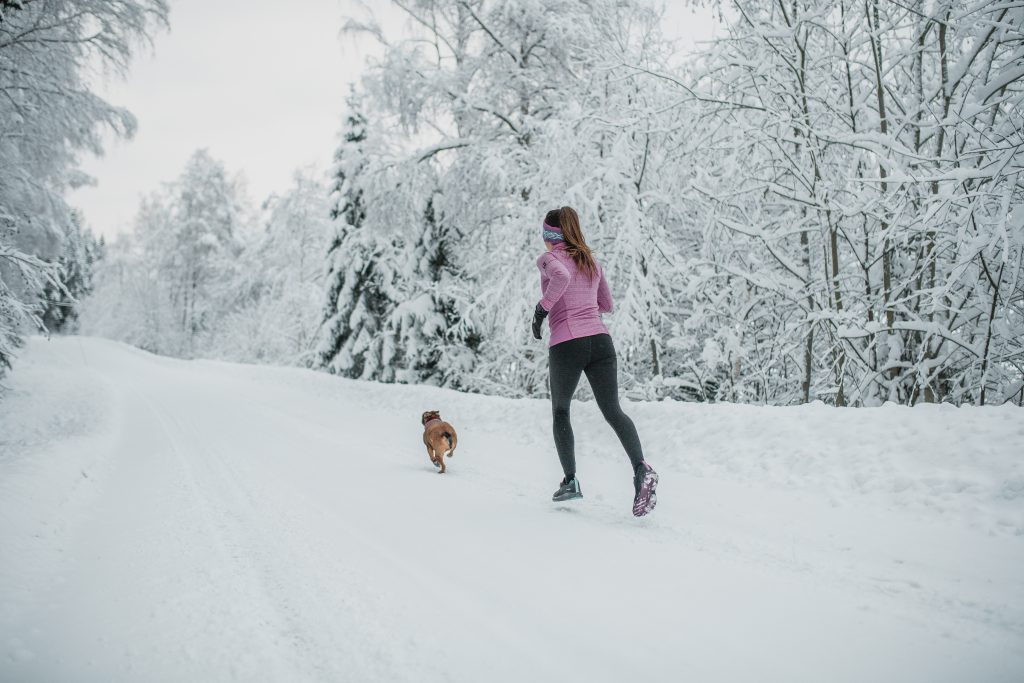 Joggen mit Hund im Winter