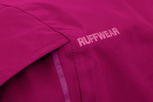 Ruffwear_SunShower-Regenmantel_Hibiscus-Pink_Schnitt-Kruppe