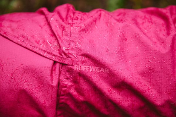 Ruffwear_SunShower-Regenmantel_Hibiscus-Pink_wasserdicht
